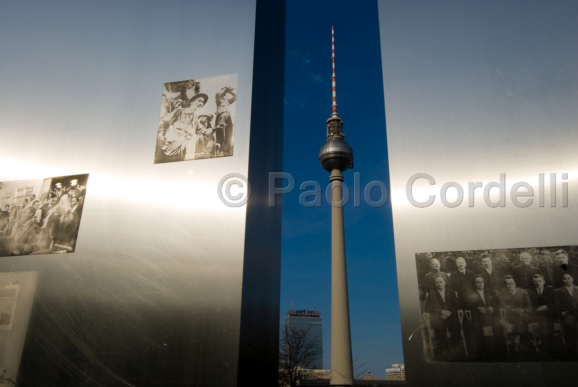 Berlin TV tower (Fernsehturm), Berlin, Germany
(cod:Berlin 12)